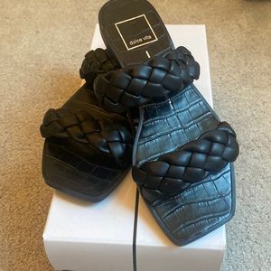 Dolce Vita Indy sandals in black. Size 6
